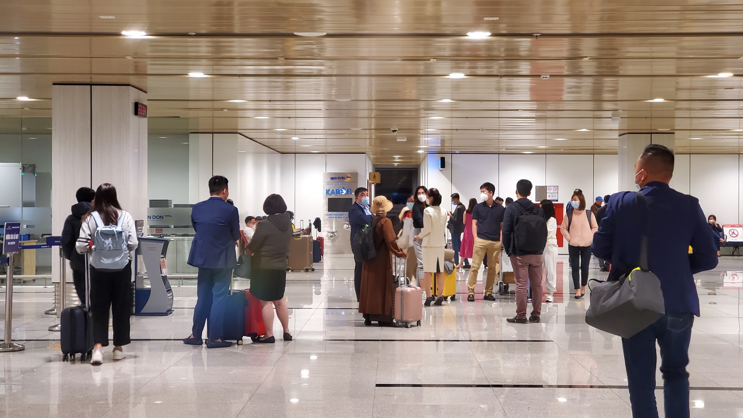 Hang loat chuyen bay di Ha Noi phai chuyen huong ha canh hinh anh