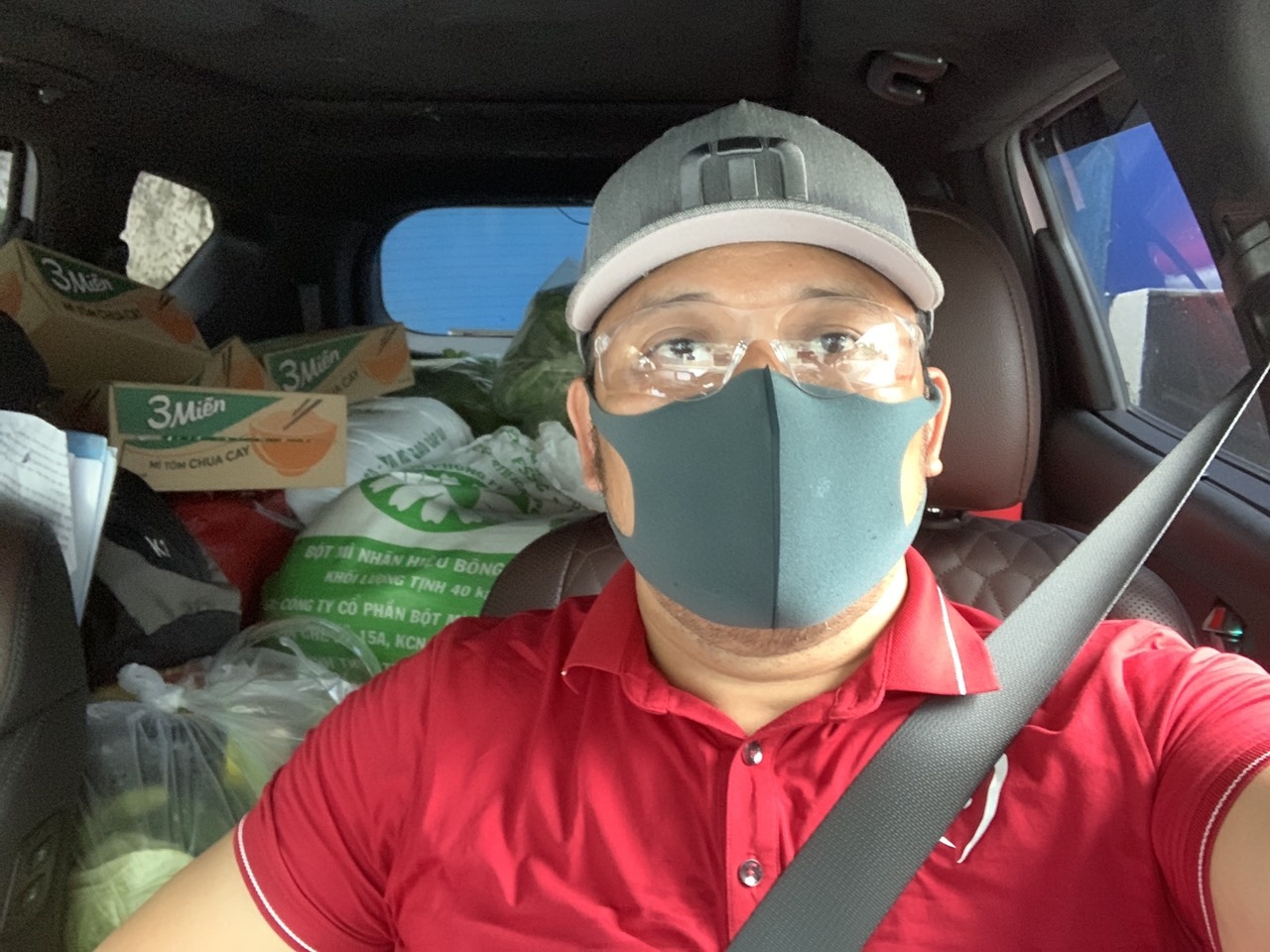 Lai xe 200 km, phat qua cho nguoi nuoc ngoai kho khan o TP.HCM hinh anh