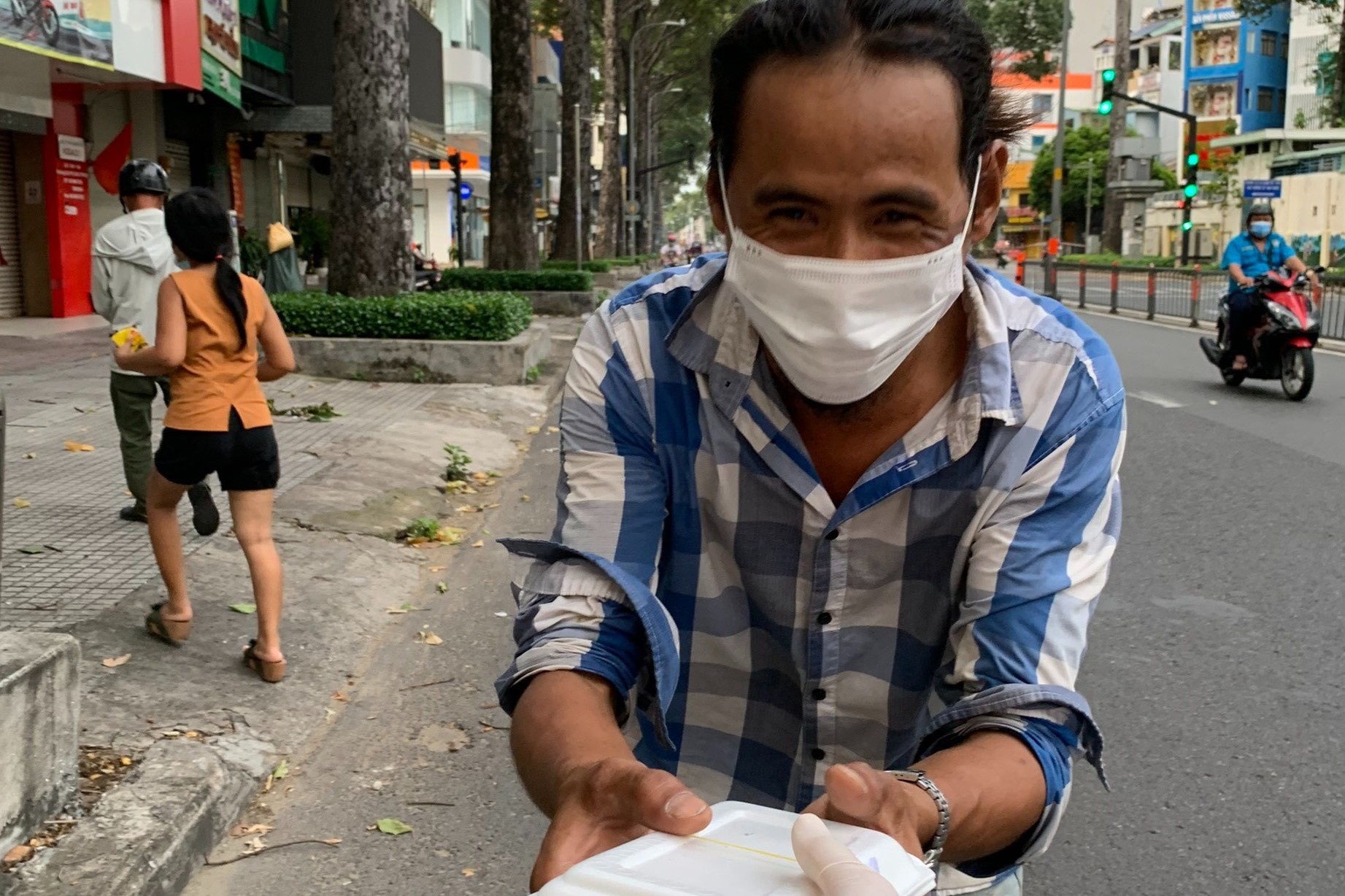 doanh nhan phap trao suat an nguoi kho khan anh 4