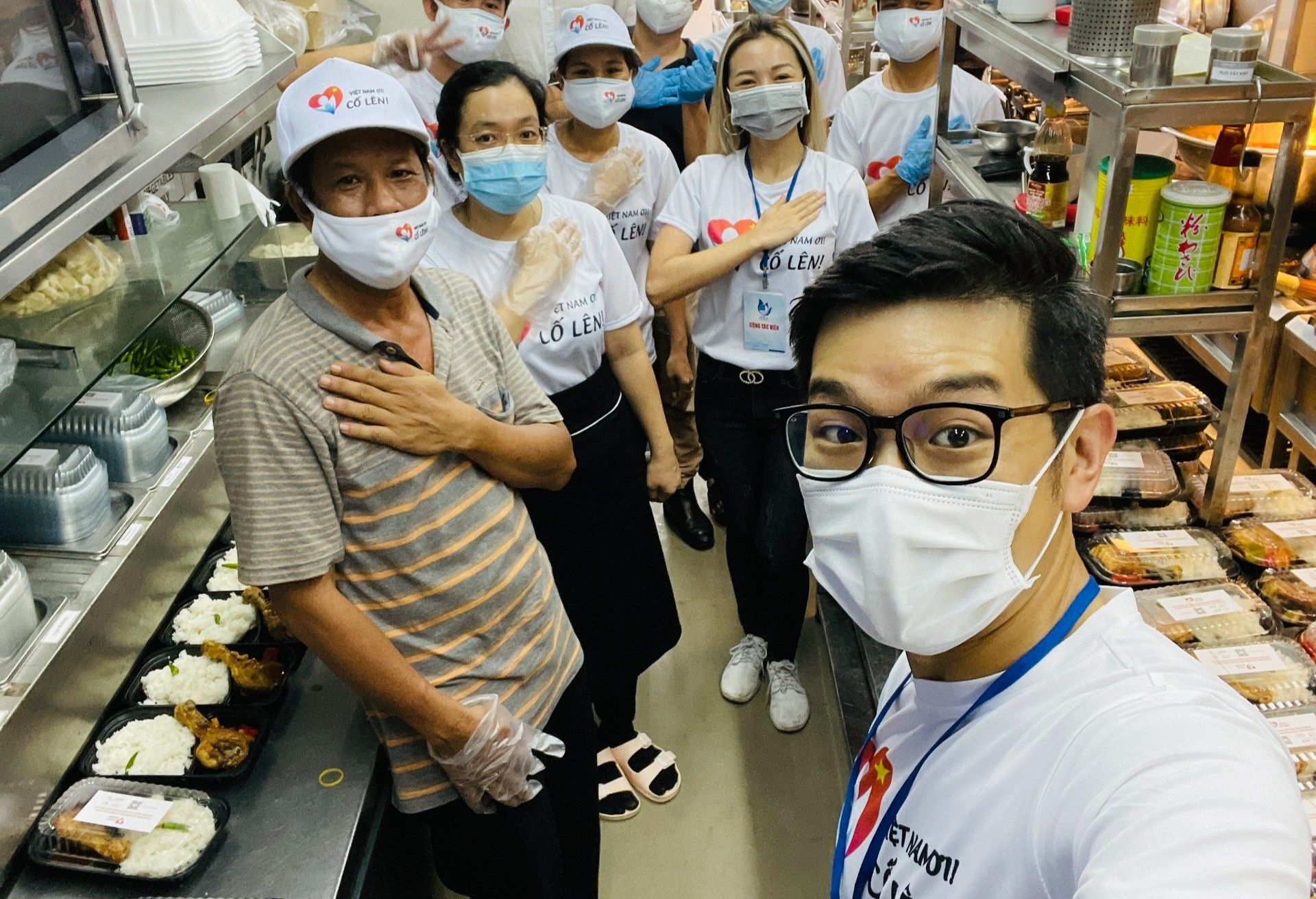 doanh nhan phap trao suat an nguoi kho khan anh 1