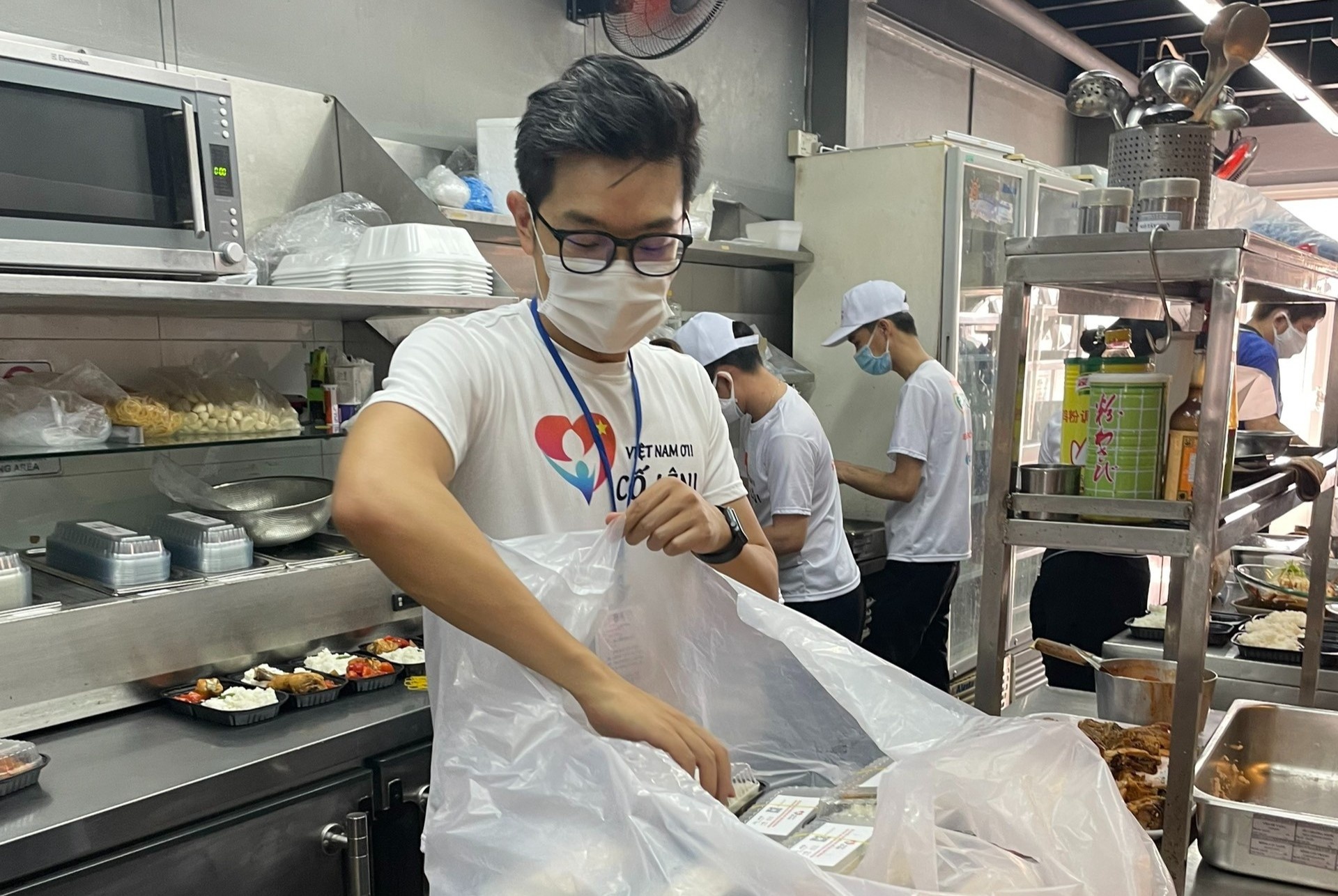 doanh nhan phap trao suat an nguoi kho khan anh 5