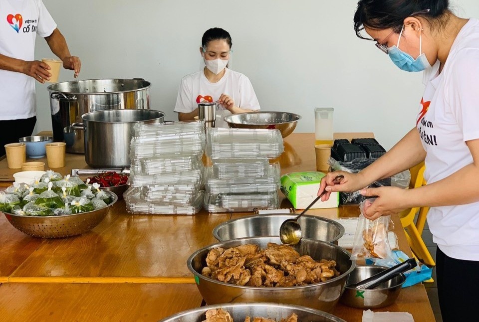 doanh nhan phap trao suat an nguoi kho khan anh 3