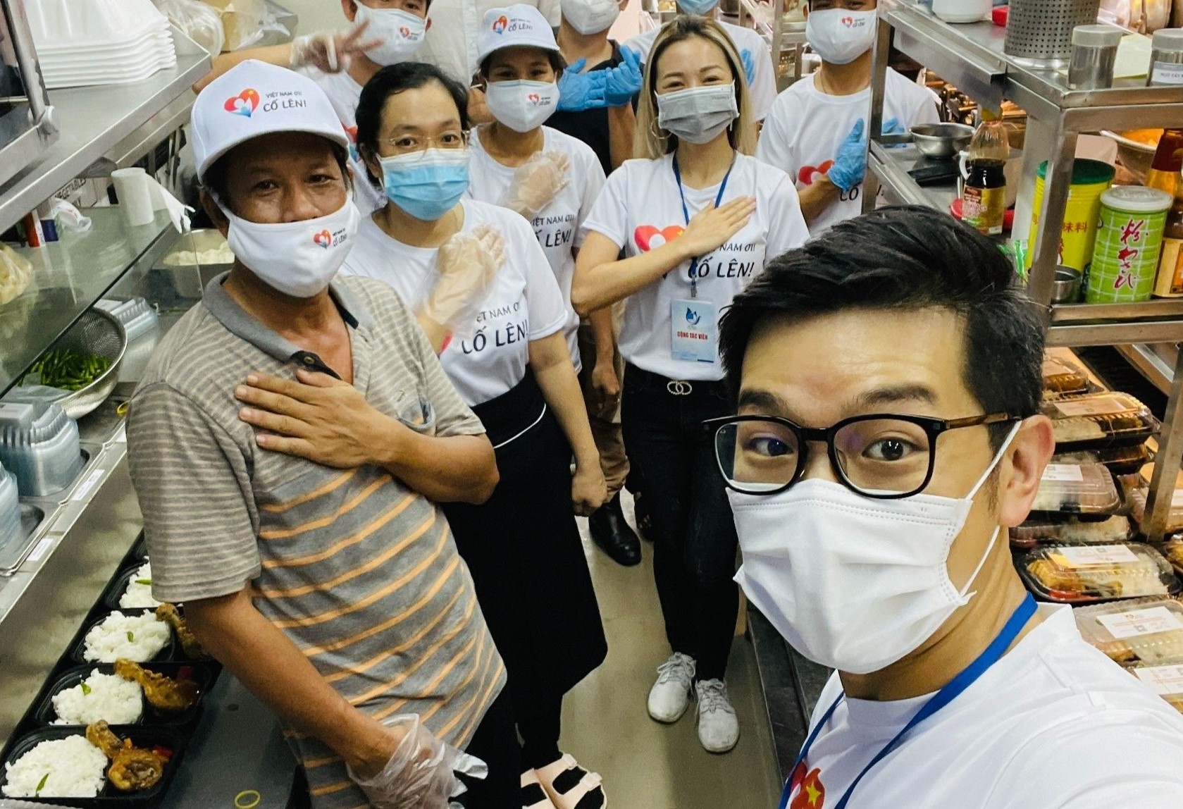 Doanh nhan Phap van hanh 6 nha bep, trao 100.000 suat an o TP.HCM hinh anh