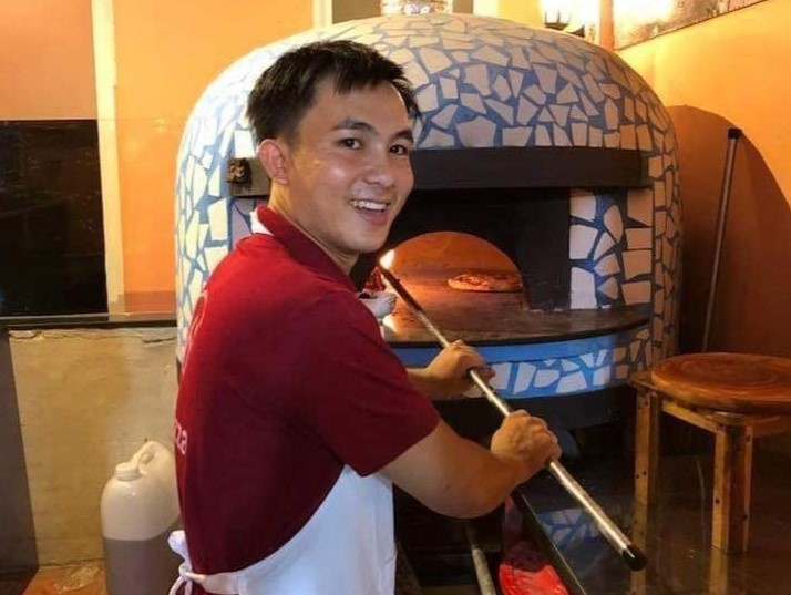 Chang trai tang pizza va mi ong mien phi o Thao Dien hinh anh