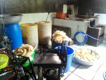 Bi lon ban ngam hoa chat o Sai Gon hinh anh