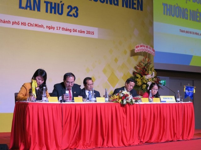 Mua dai hoi ngan hang, co dong buc xuc chuyen co tuc hinh anh