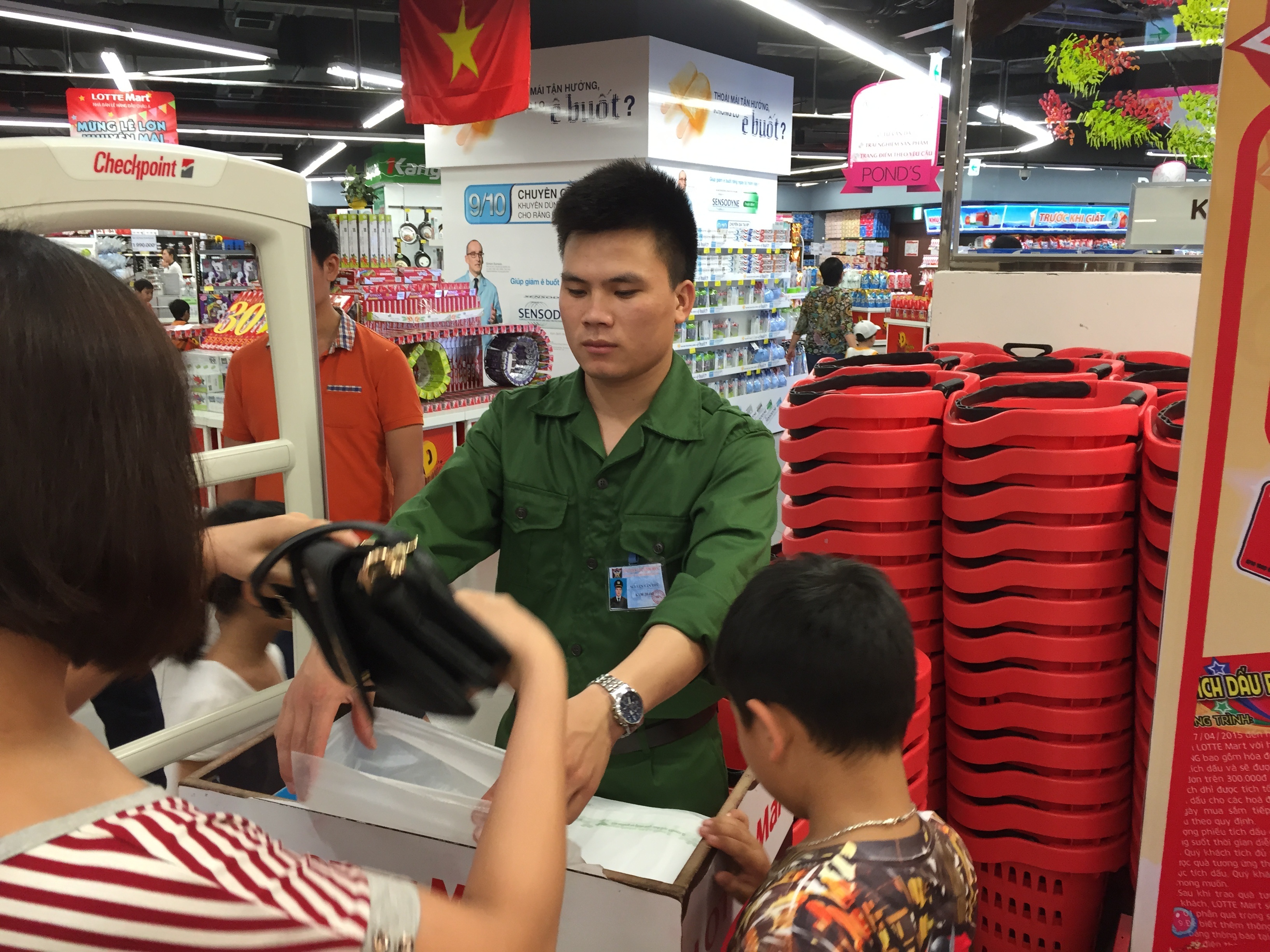 Doc chieu khuyen mai mung dai le cua cac dai gia ban le hinh anh