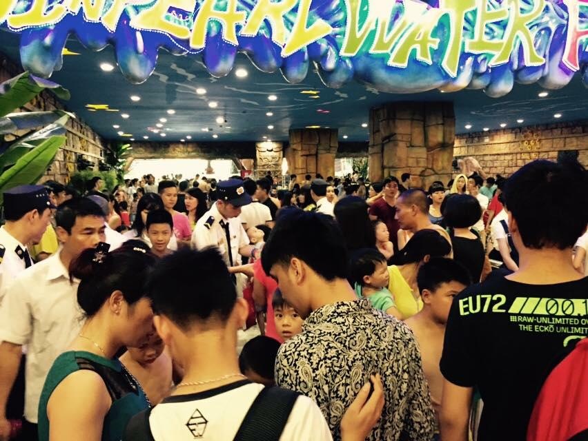 Khach chen nhau vao noi sang chanh, hang quan binh dan e am hinh anh