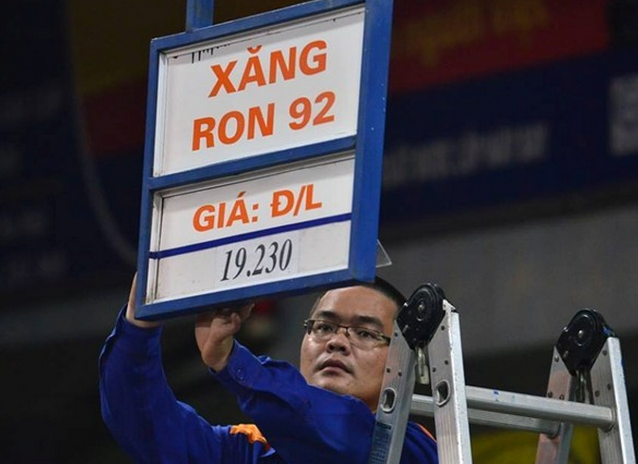 Gia xang da tang 1.950 dong hay 3.000 dong? hinh anh