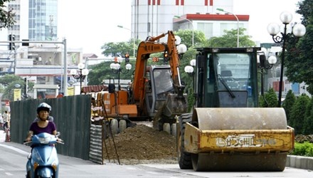 Xe lu, may xuc nhap khau: 4 bo tranh cai hinh anh