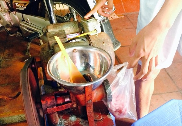 Doc chieu an bot: Ba chu hang thit lot tien khach quen hinh anh