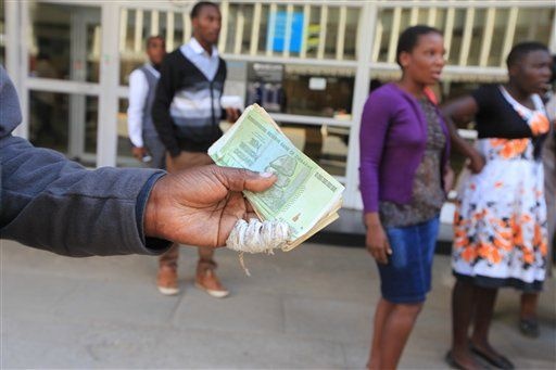 Vi sao 'ty phu' Zimbabwe khong thich doi tien? hinh anh