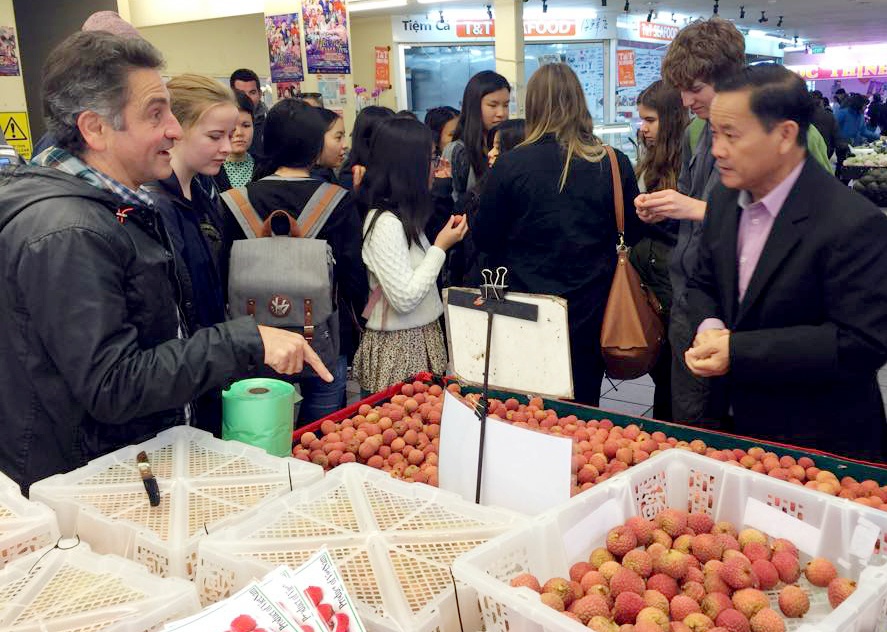 300 kg vai Viet ban le het sau 1 gio tai Australia hinh anh