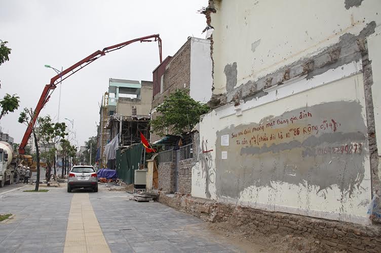 Vi sao buc tuong tren pho Nguyen Van Huyen co gia 1 ty dong? hinh anh