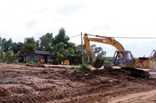 Con đường trục chính vào KLHTT Rạch Chiếc đang được xây dựng. Ảnh: N.K.