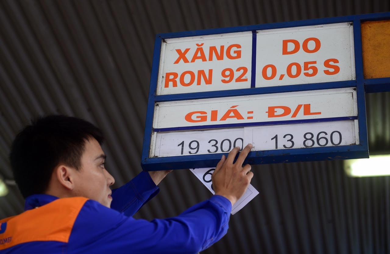 Gia xang giam hon 800 dong hinh anh