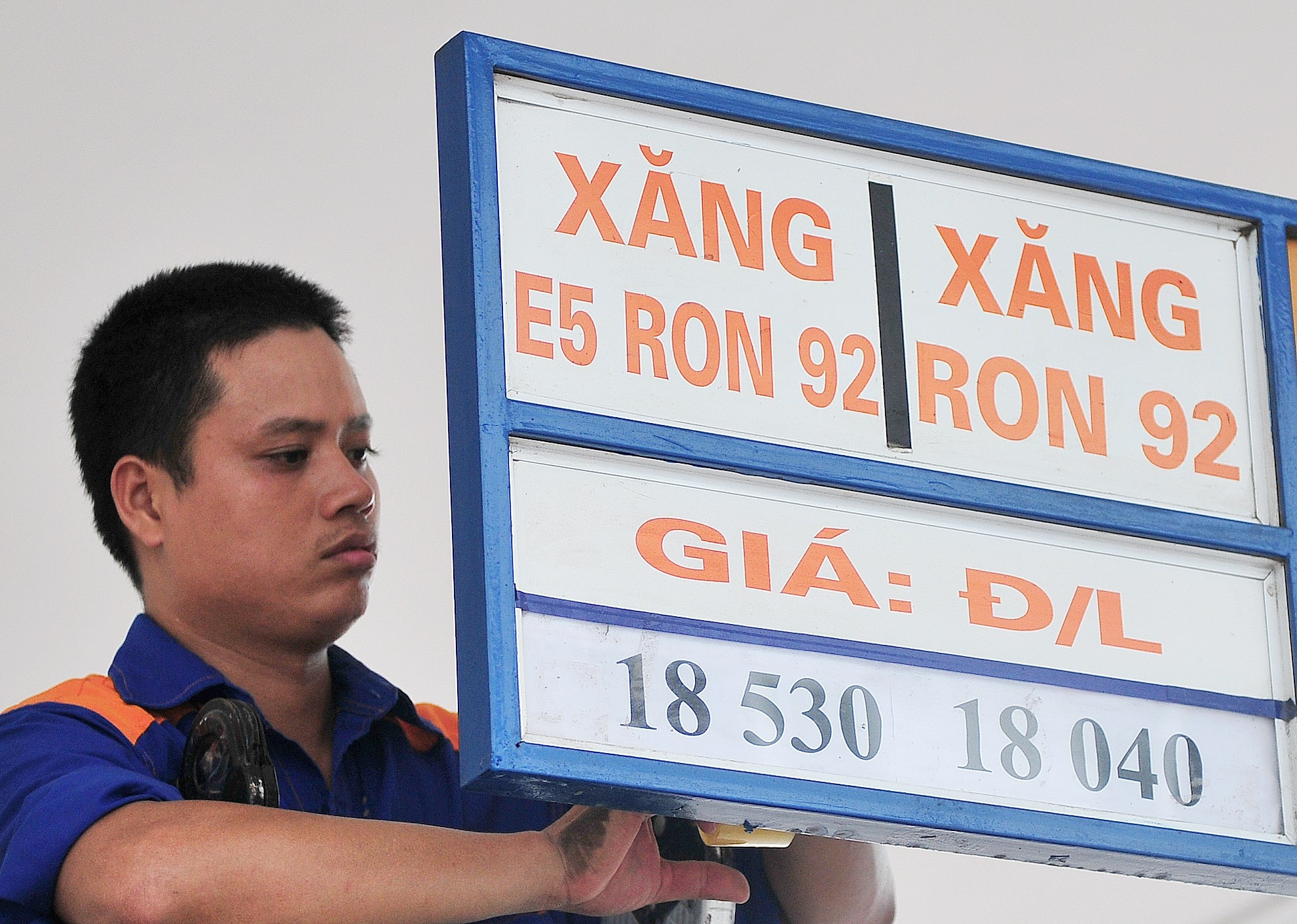 Giá xăng RON 92 từ 15h ngày 19/8 được doanh nghiệp bán ra ở mức 18.530 đồng/lít. Ảnh: Lê Hiếu.