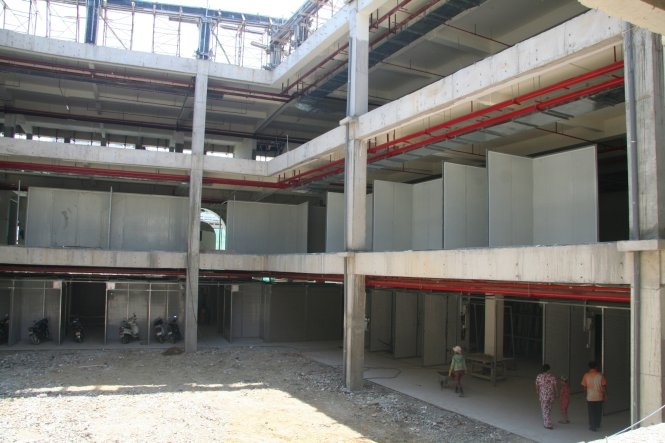 Khu nhà ba tầng của dự án chợ Đầm Nha Trang còn đang xây dang dở (chụp trưa 21/8/2015). Ảnh: Phan Sông Ngân.