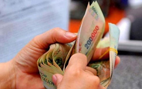 Doanh nghiep va nguoi lao dong bat dong ve luong toi thieu hinh anh