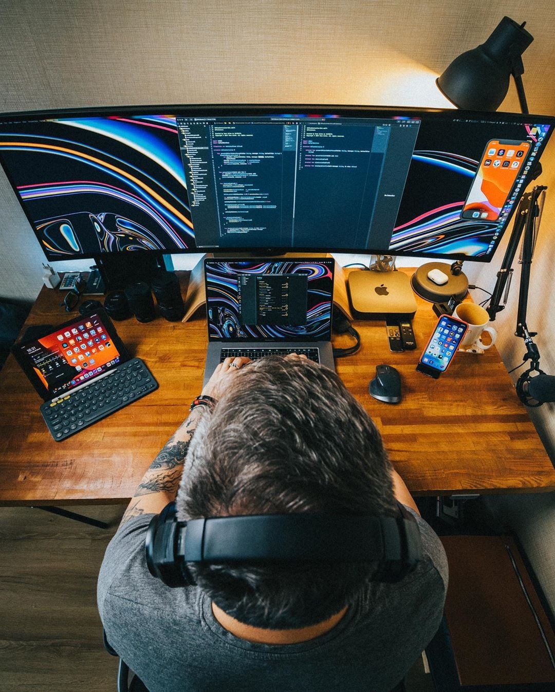 goc lam viec hi-tech,  lam viec tai nha,  COVID-19,  lam viec tu xa,  cach ly xa hoi anh 1