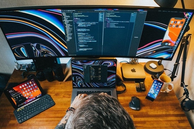 Khoe goc lam viec Hi-tech tai nha - ke 'song ao', nguoi thuc te hinh anh