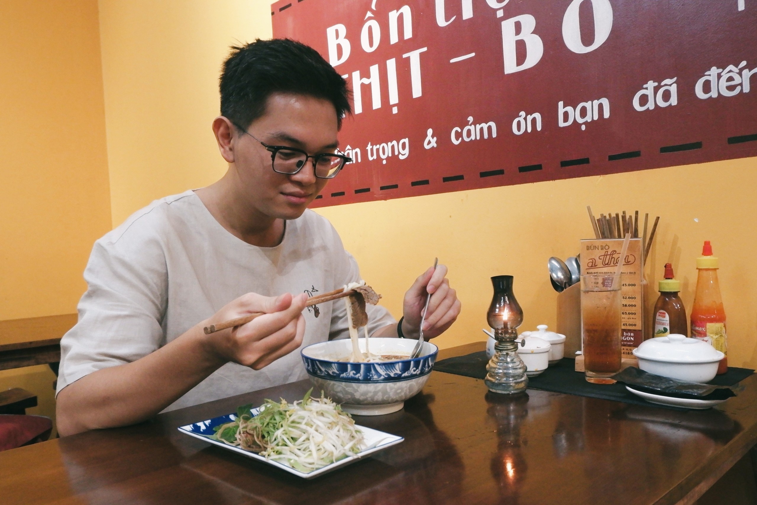 Quan bun bo chong den dau, mo nhac xua hut khach tai TP.HCM hinh anh