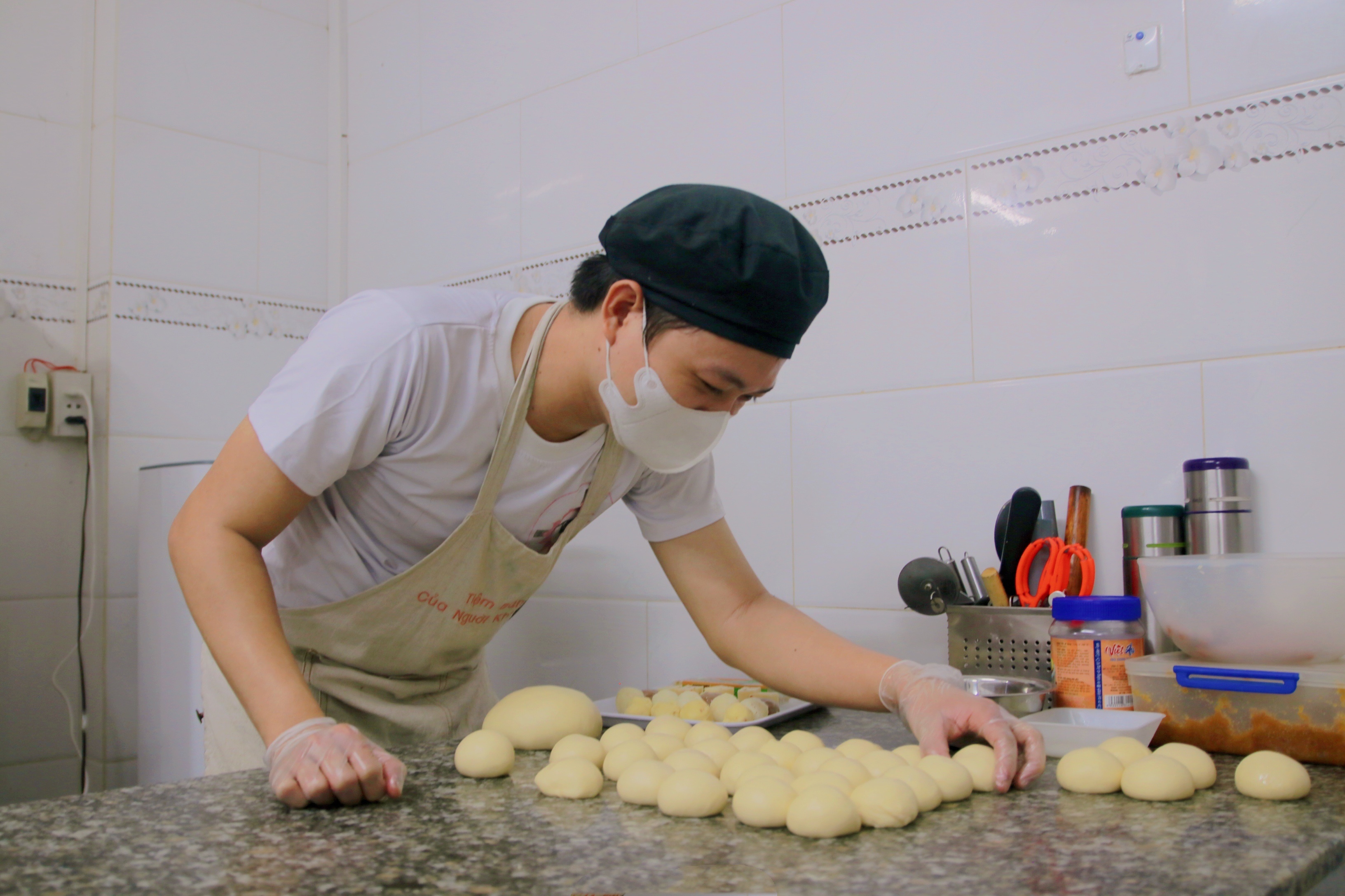 tiem banh khiem thi anh 1