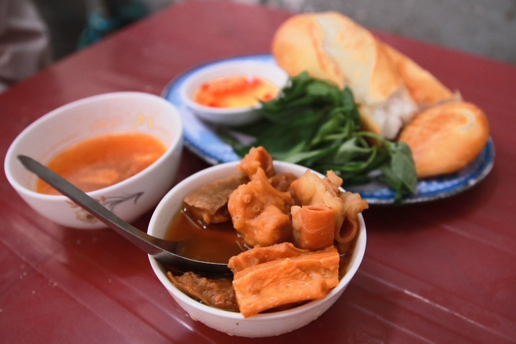 Quan pha lau 50 tuoi, khach phu mo hang cho ba chu o TP.HCM hinh anh