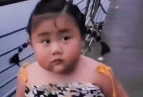 240 trieu nguoi xem video be gai Trung Quoc di bo giam can hinh anh