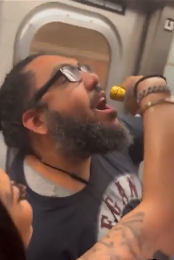 tiec tung phan cam tren tau dien ngam o new york anh 1