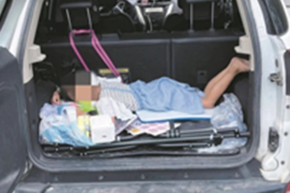 Bi nghi la ke bat coc vi de con ngu trong cop xe hinh anh