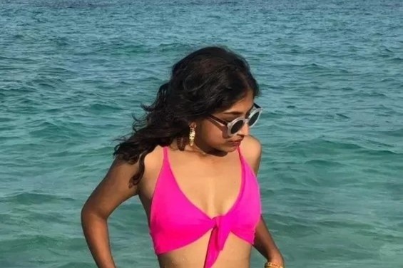 Co giao An Do mat viec vi mot buc anh bikini hinh anh