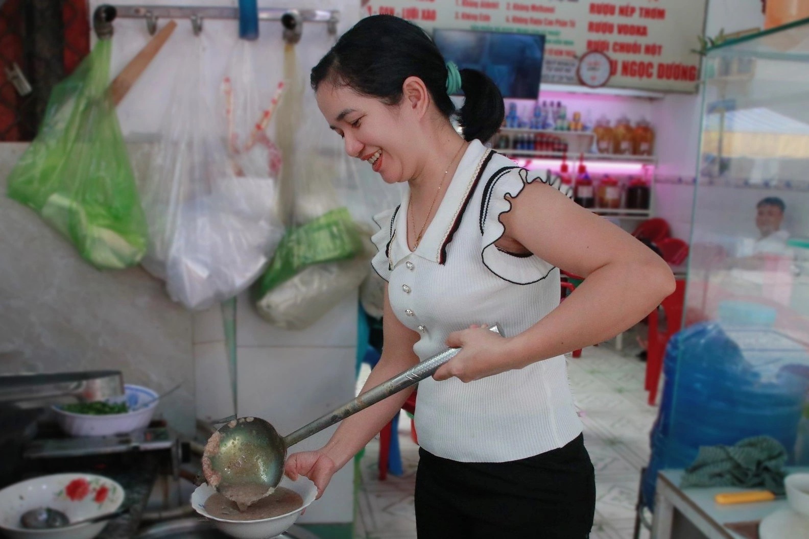 Quan chao o TP.HCM moi khach vao an 'khong tien cung duoc' hinh anh