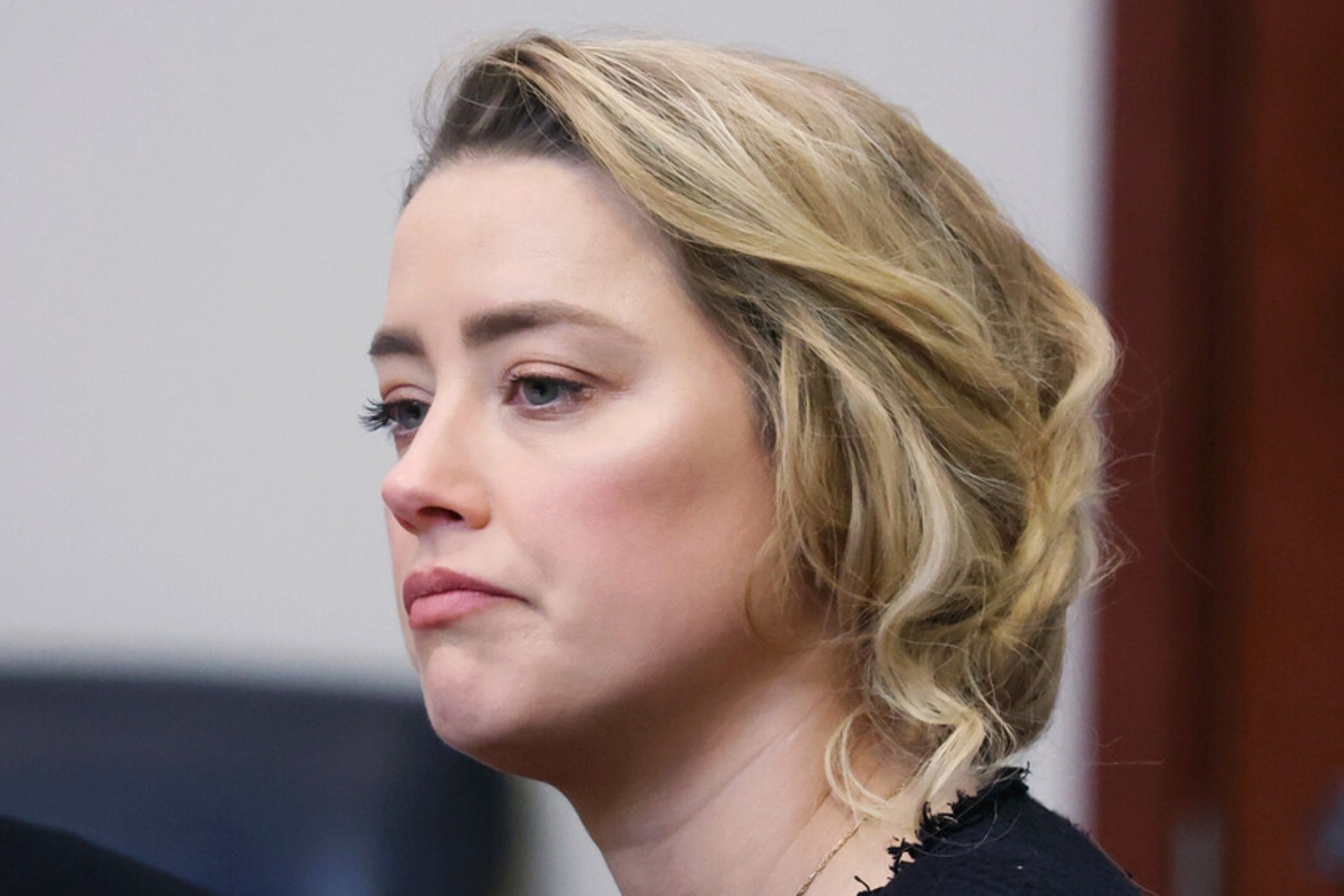 Mang biet danh 'Amber Heard' sau khi bi bao hanh hinh anh