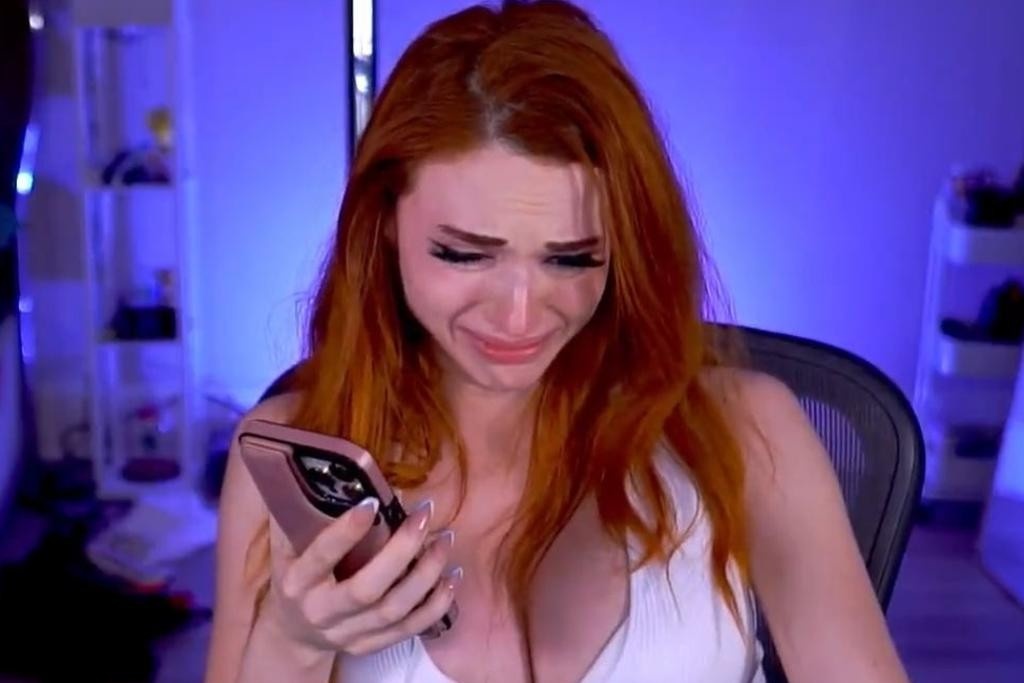 Nu streamer cau cuu khi livestream vi bi chong bao hanh hinh anh