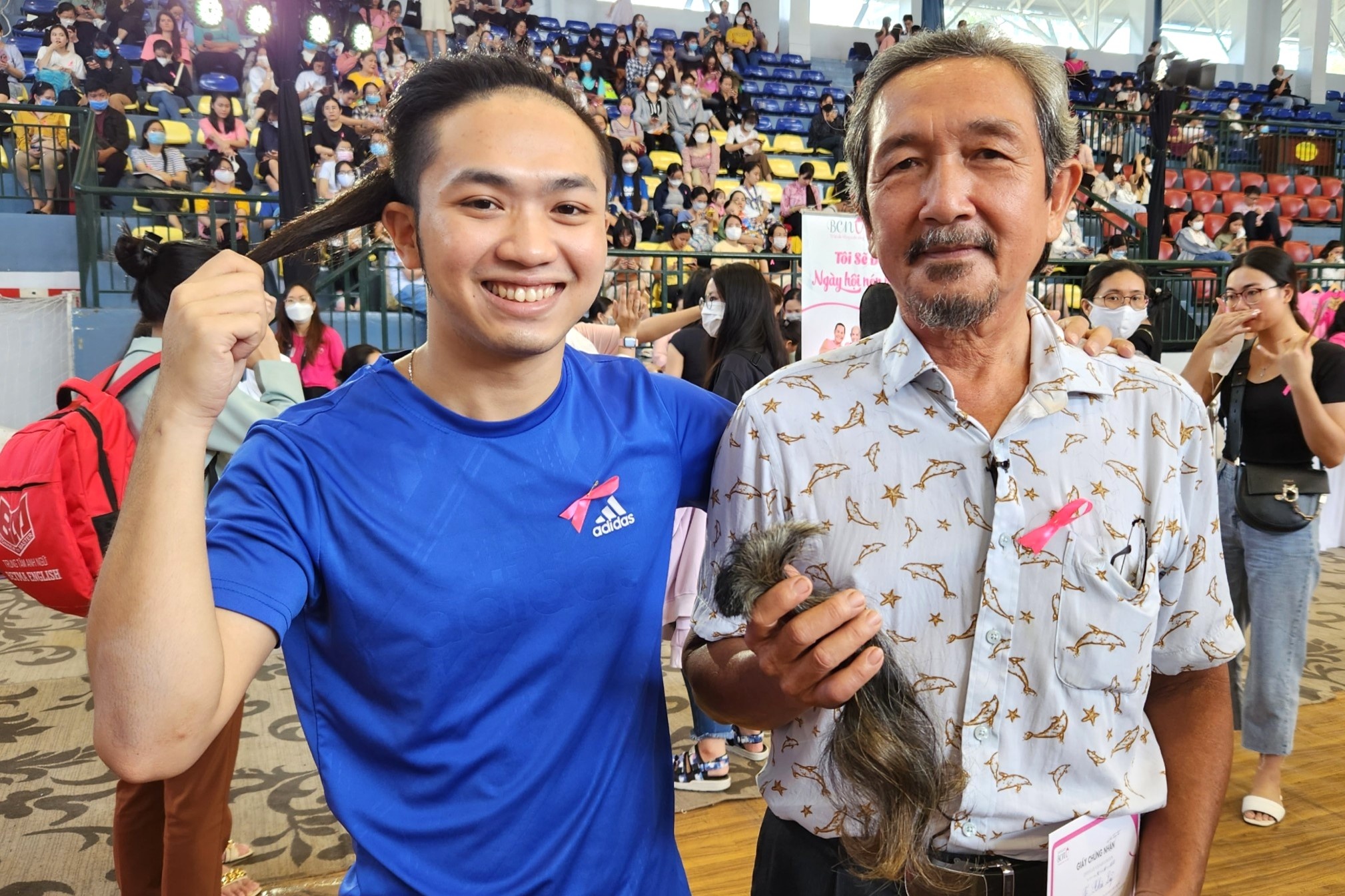 Nhung nguoi dan ong o TP.HCM nuoi toc de tang cho benh nhan ung thu vu hinh anh