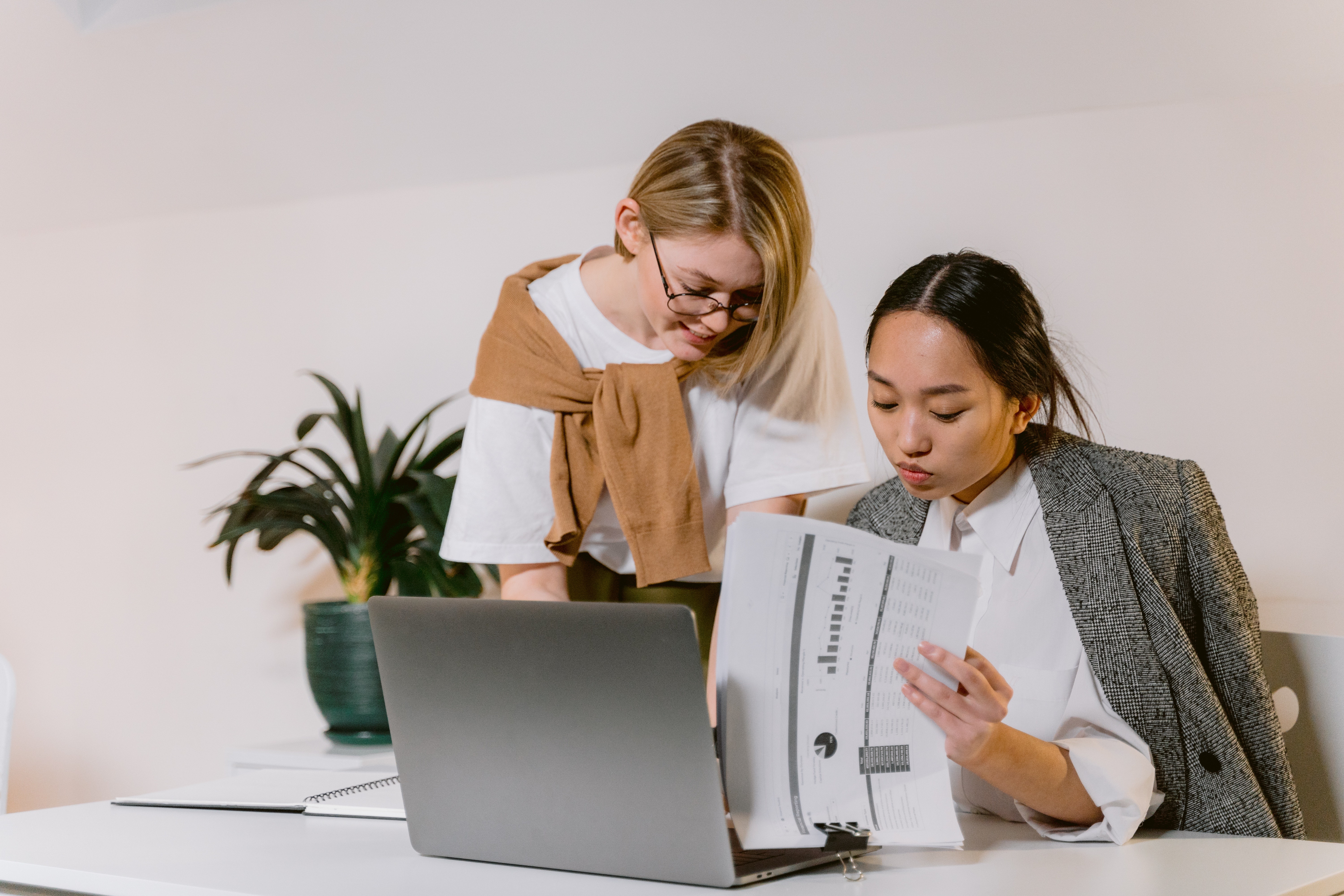 nhan vien ninh sep anh 2