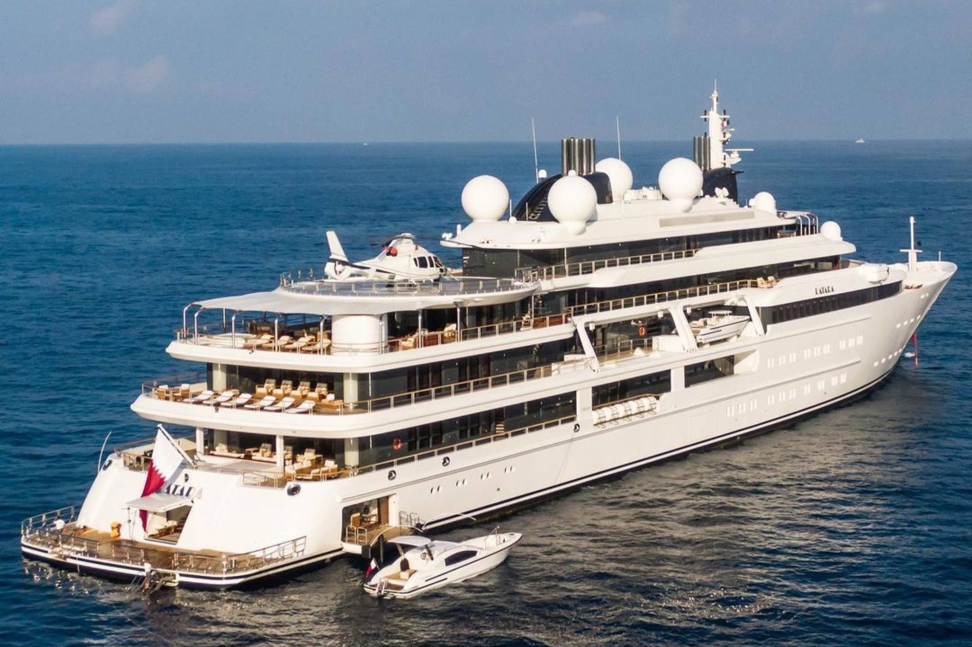 Sieu du thuyen lon hon ca san van dong World Cup cua Hoang gia Qatar hinh anh