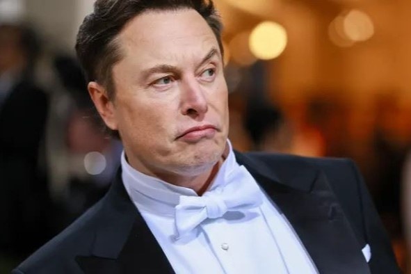 Nhung chuyen bay cua Elon Musk tiep tuc bi theo doi hinh anh