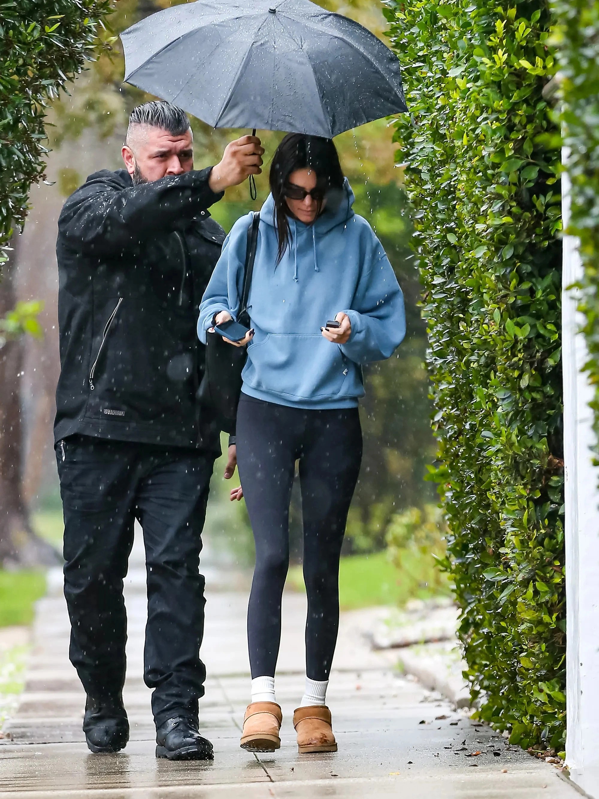 kendall jenner cầm ô ảnh 1 kendall jenner cam o anh 1