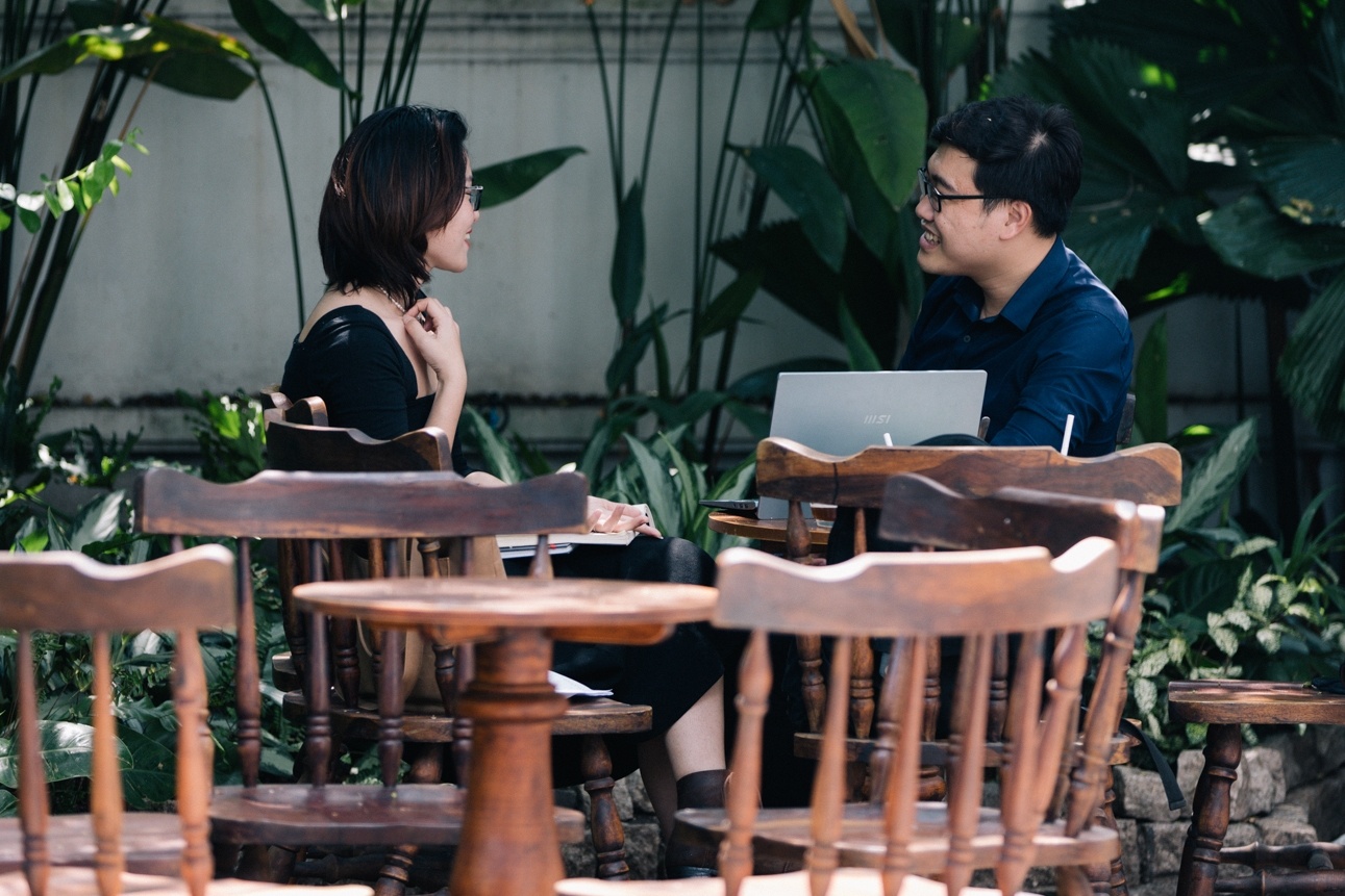 Nhan vien giau sep khi lam them nghe tay trai hinh anh