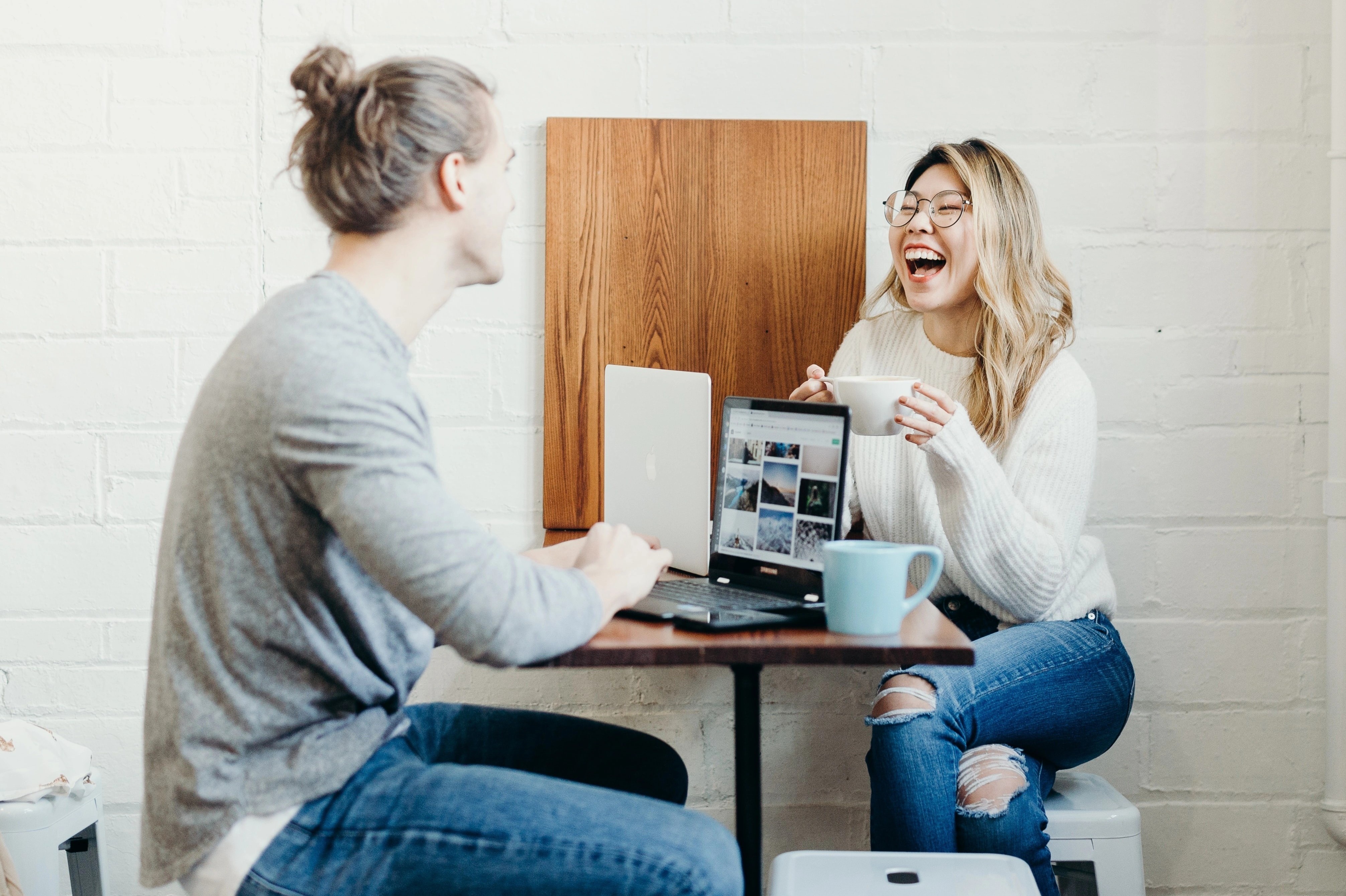 Dong nghiep la con sep hinh anh