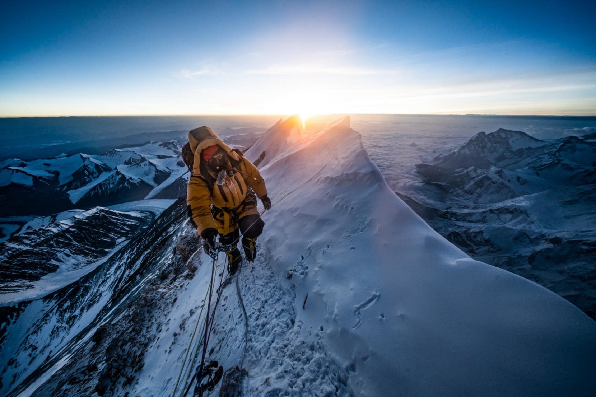 Cam leo dinh Everest de phong lay nhiem Covid-19 hinh anh
