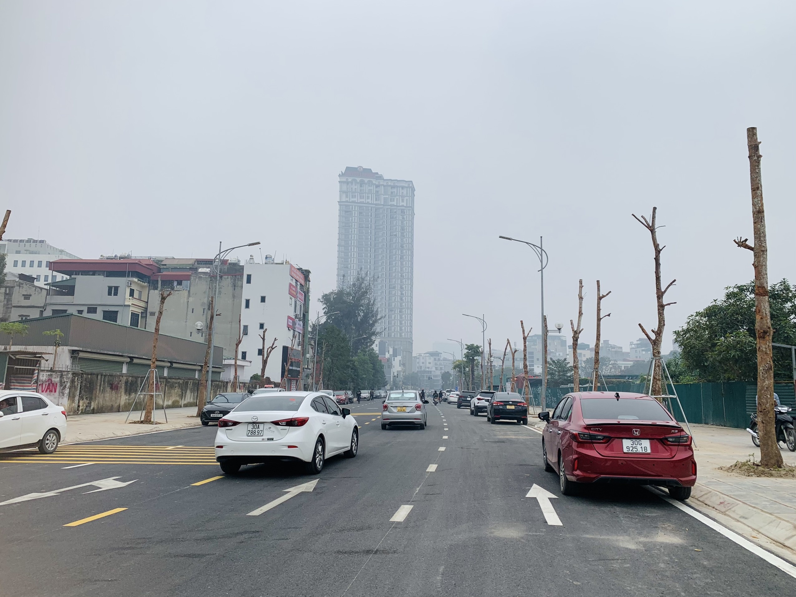 Sap thong xe duong Huynh Thuc Khang keo dai hinh anh