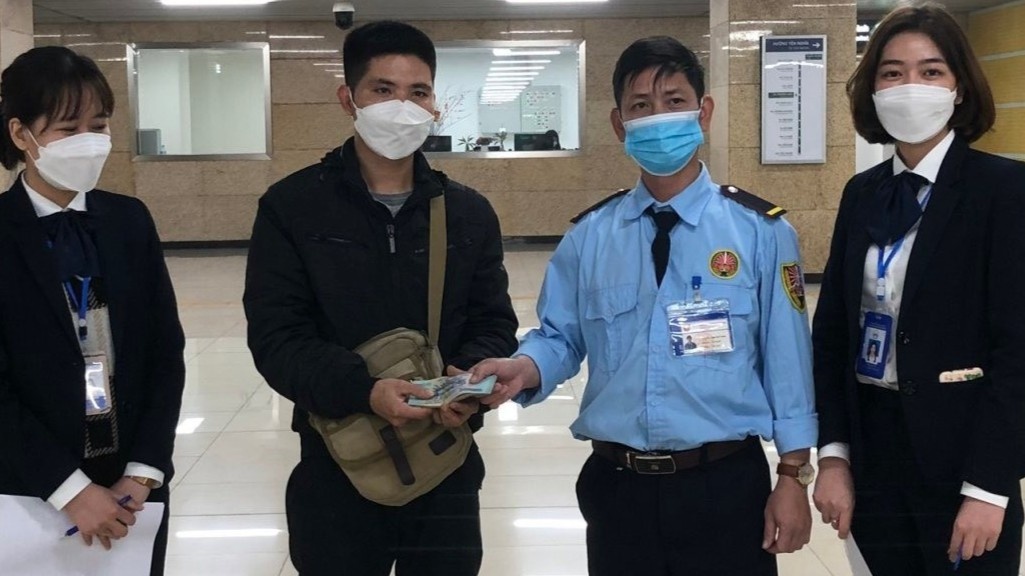 iPhone 14, tien mat cung hang nghin tai san bi bo quen o tau Cat Linh hinh anh