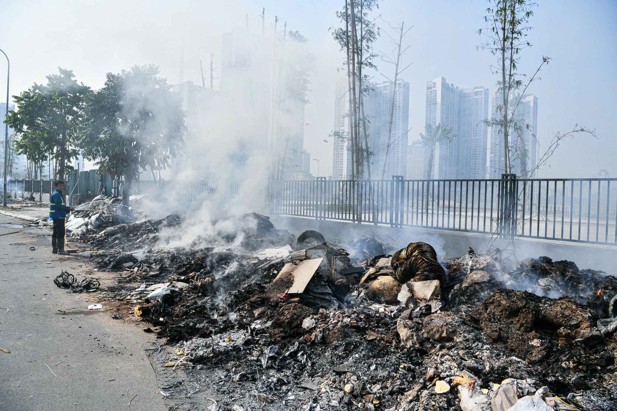 Bai rac chay ngun ngut canh tru so Viettel va cong vien 740 ty hinh anh