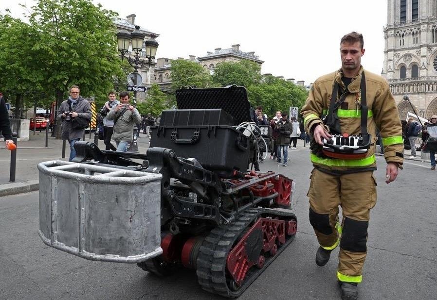 Drone, robot cuu hoa dap dam chay tai Nha tho Duc Ba ra sao? hinh anh