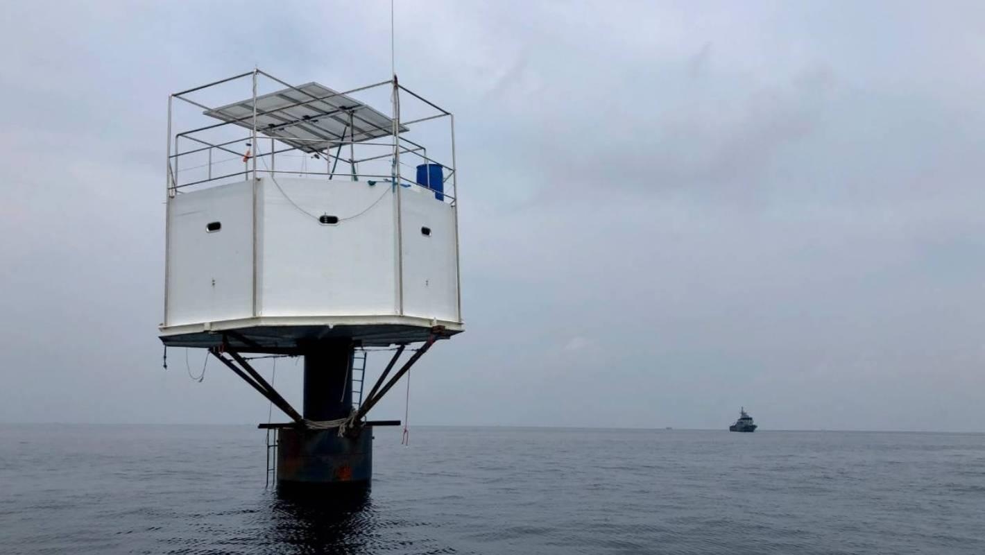 Dai gia Bitcoin 'choi troi' dung nha giua bien, co the bi tu hinh hinh anh