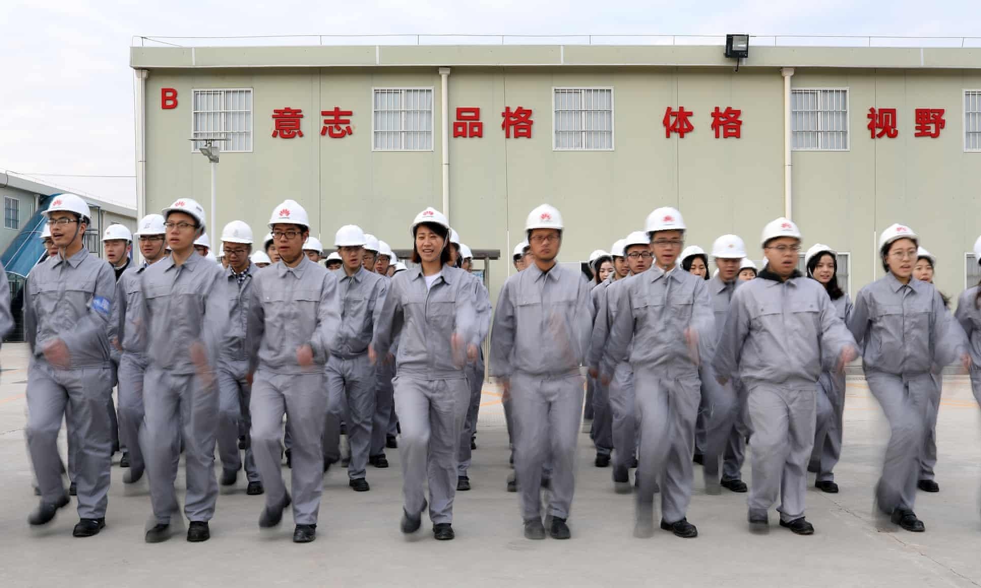 Ben trong ban doanh Huawei: Chau Au thu nho, robot thay dan con nguoi hinh anh