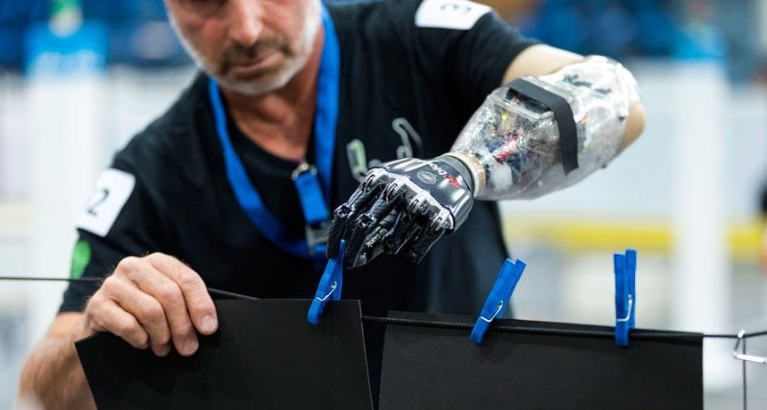 Canh tay robot co the dieu khien bang suy nghi, khong can cay ghep nao hinh anh